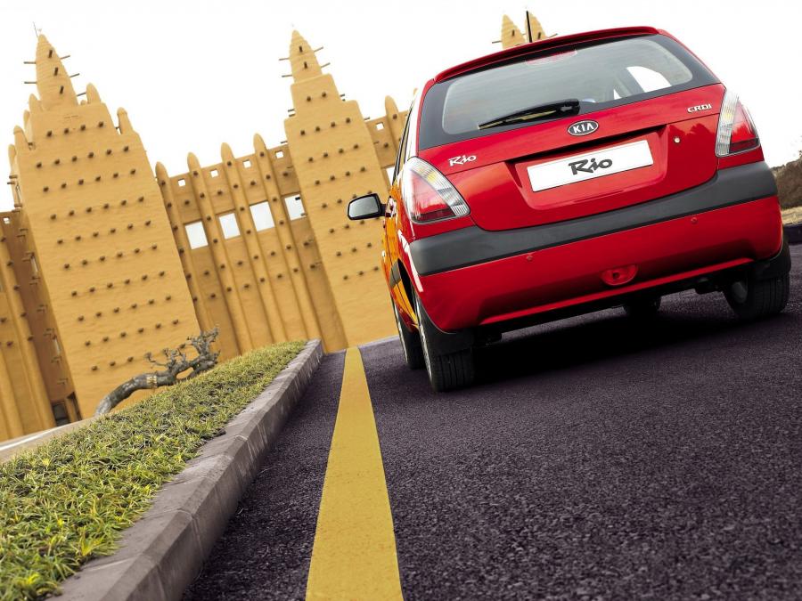  Kia Rio Hatchback 2005 года  (фото 28 из 39)
